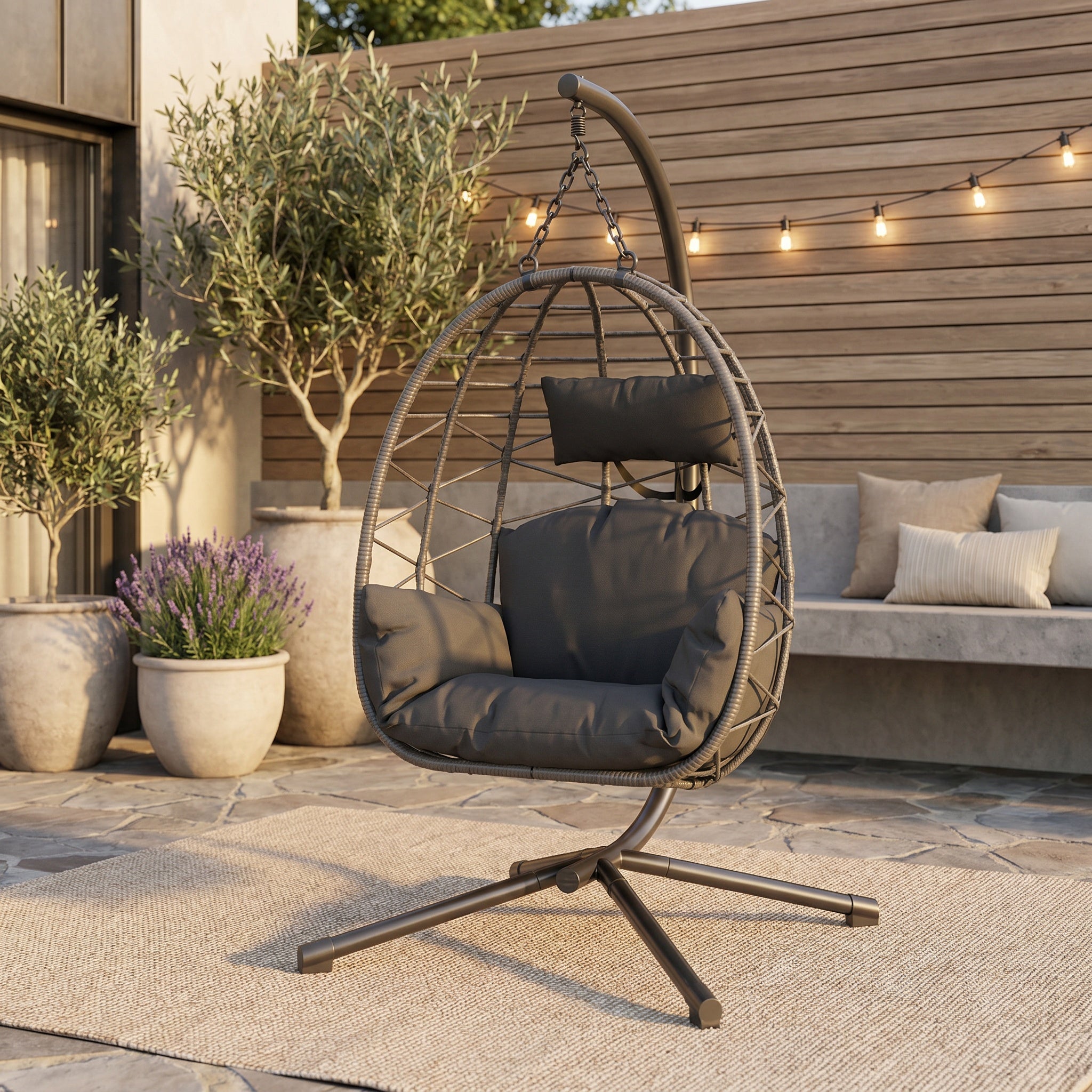 Fauteuil œuf suspendu sur pied