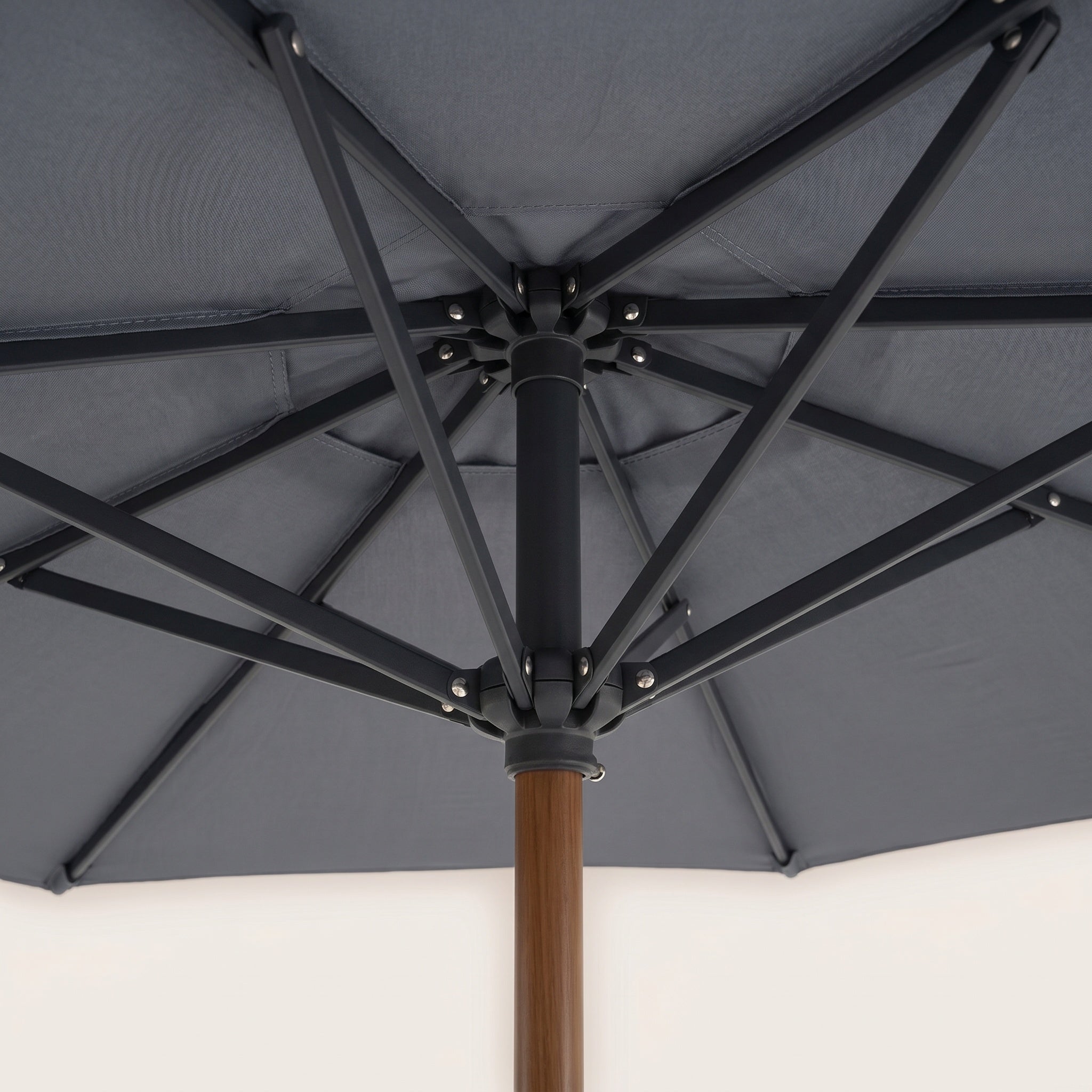 Parasol droit en aluminium à toile grise avec manivelle