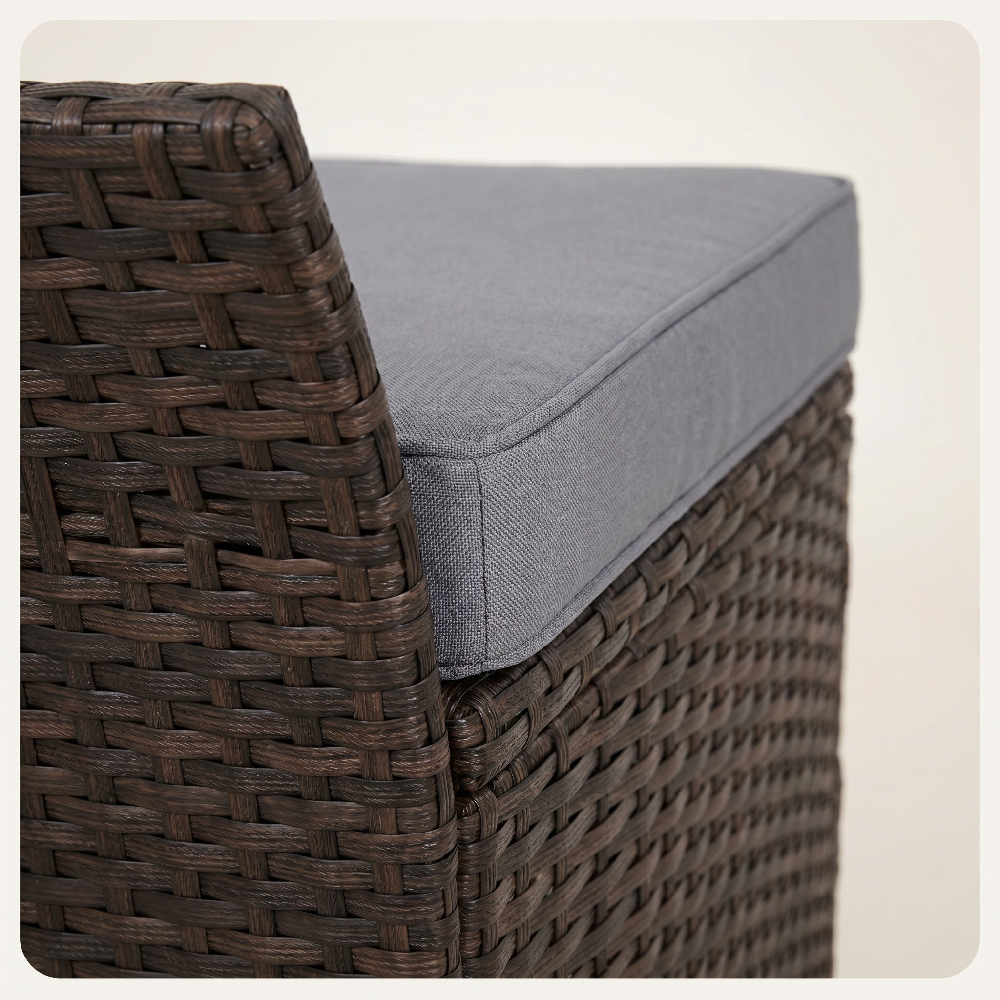 Banquette de rangement extérieure en résine tressée avec coussin gris