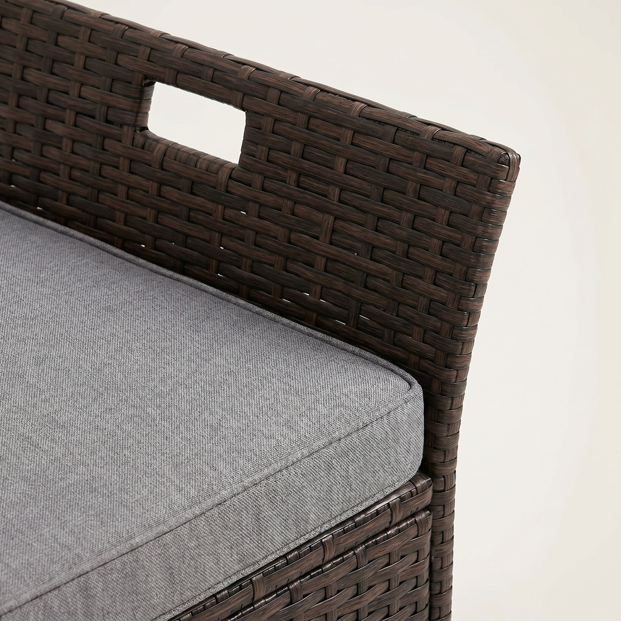 Banquette de rangement extérieure en résine tressée avec coussin gris