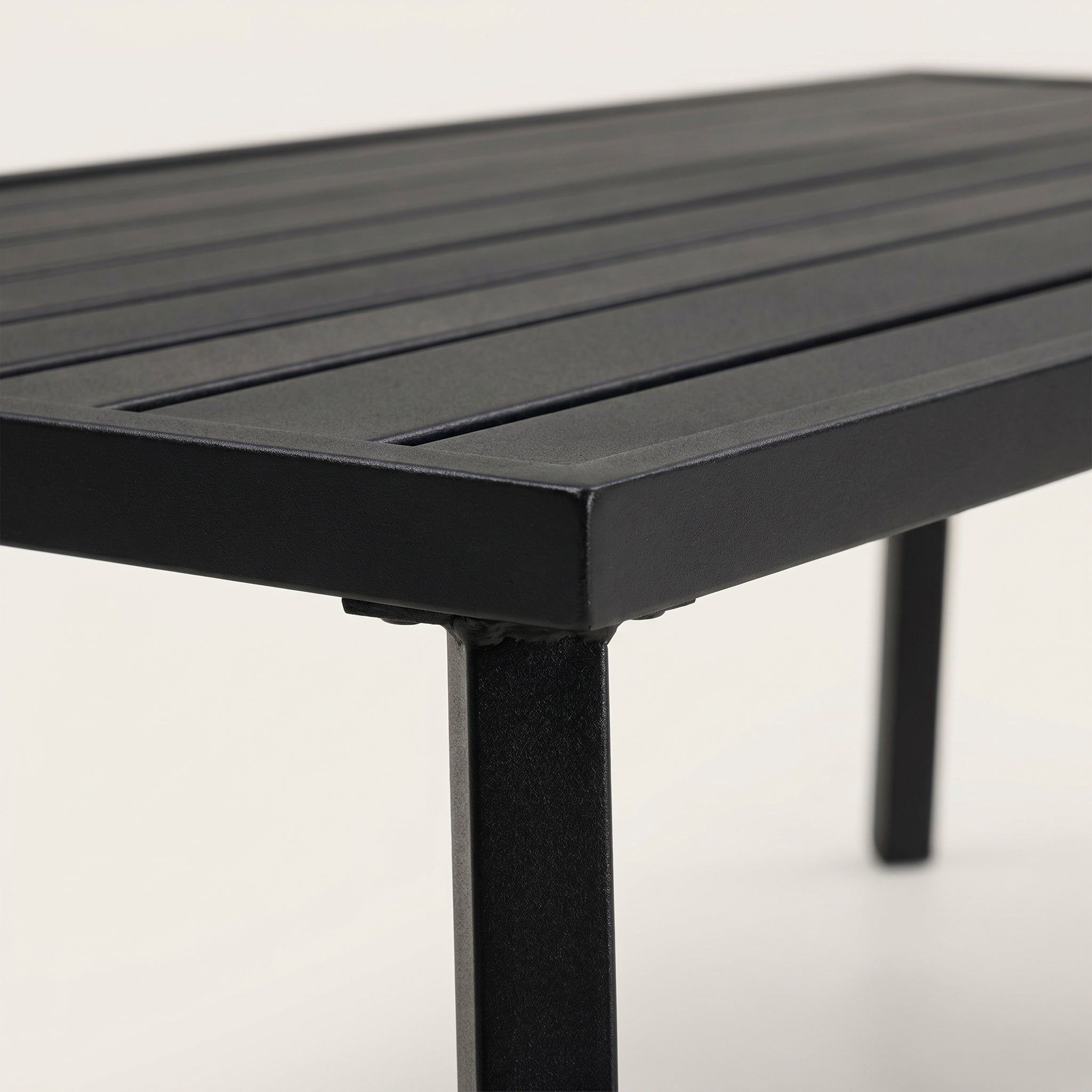 Salon lounge d’angle avec table
