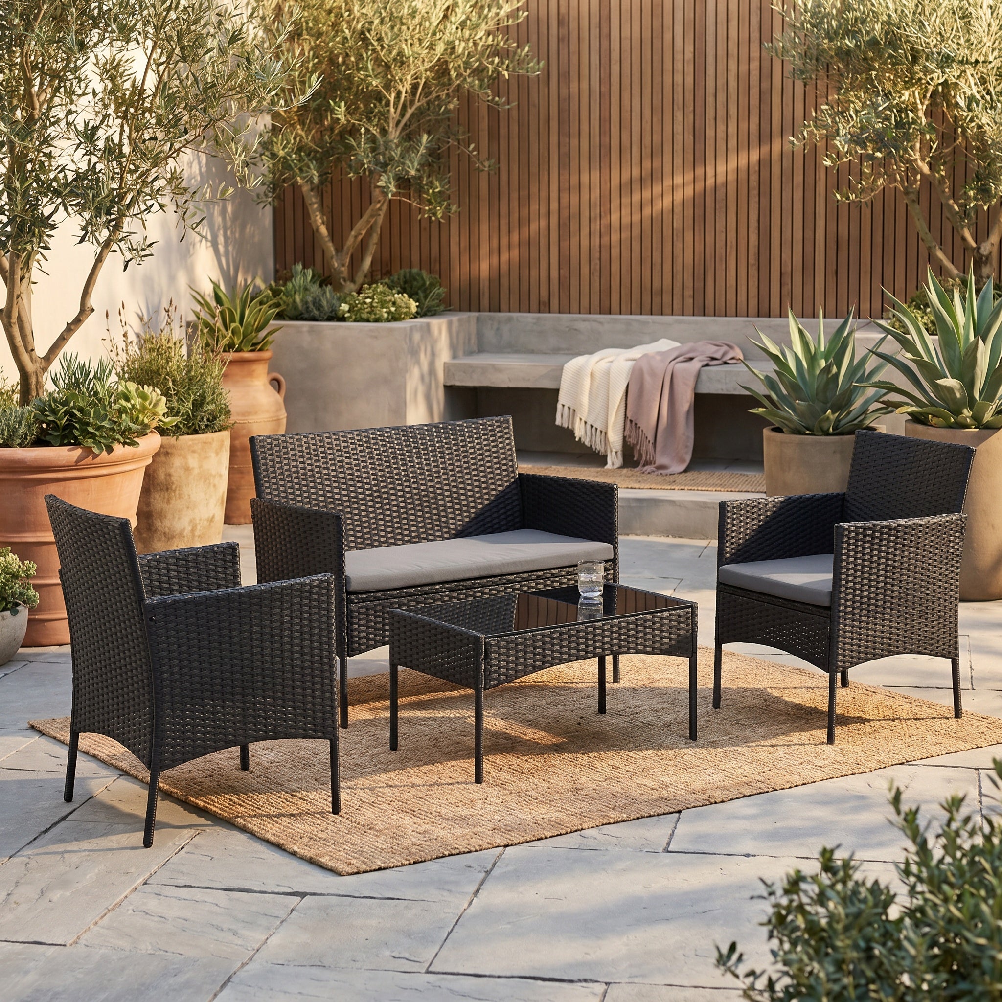 Salon de jardin en résine tressée 4 pièces avec table basse