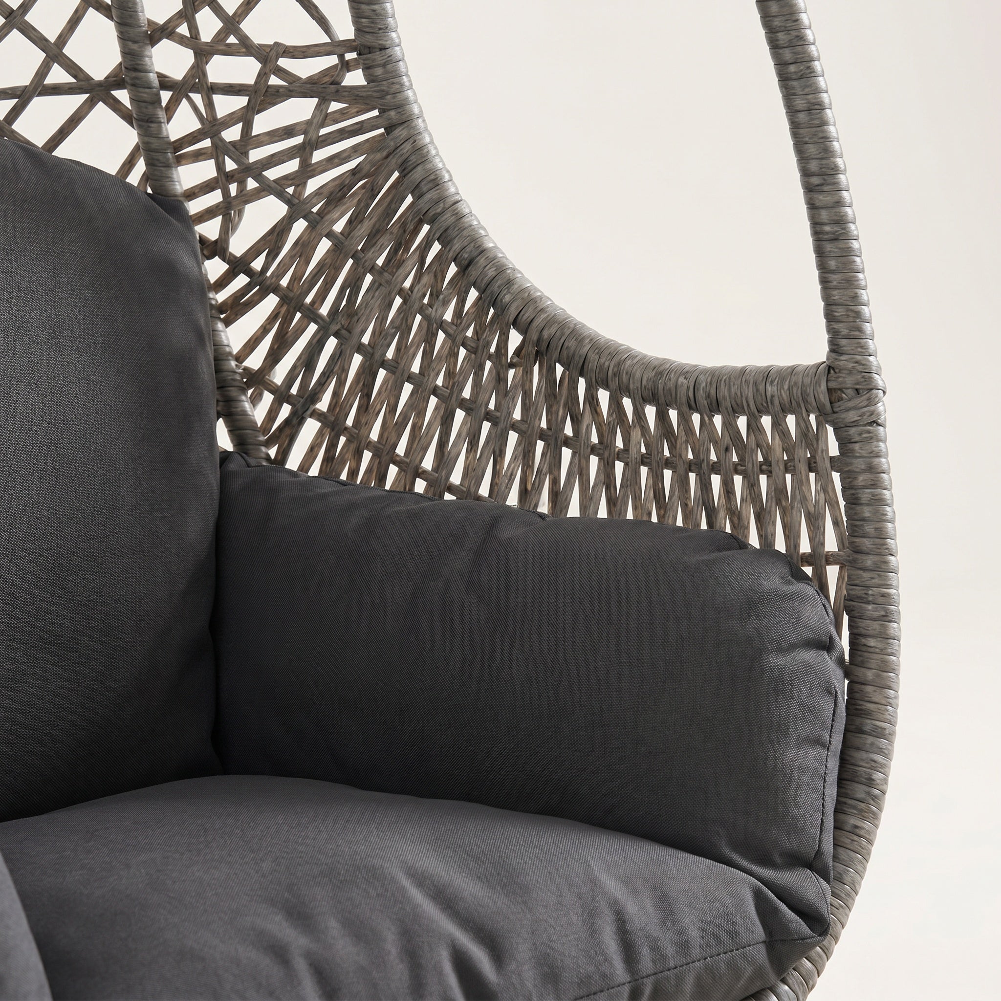 Fauteuil œuf suspendu sur pied