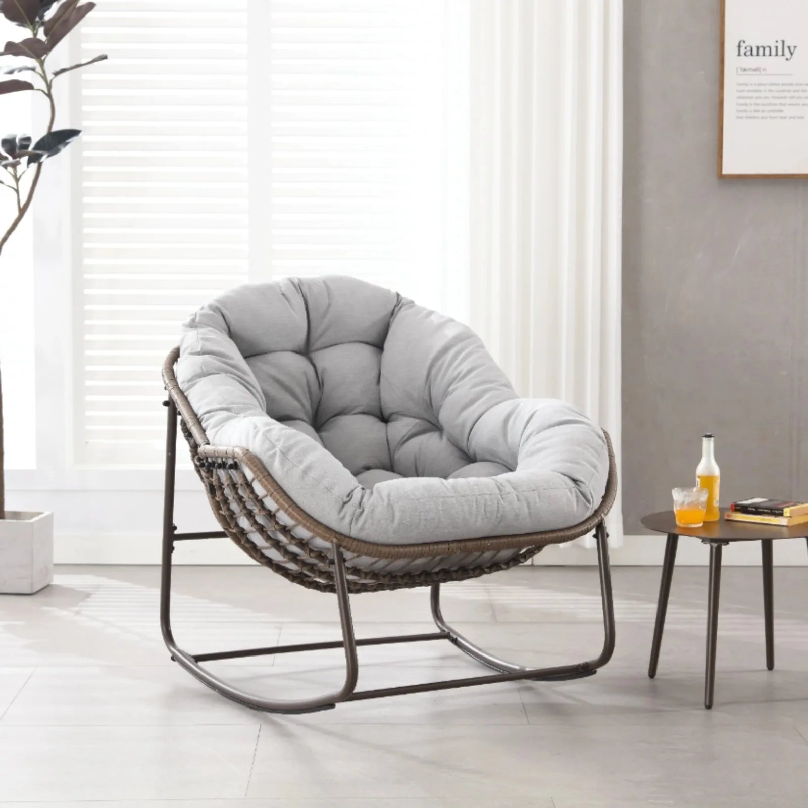 Fauteuil à bascule en rotin avec coussin