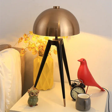 Lampadaire design trépied dôme doré