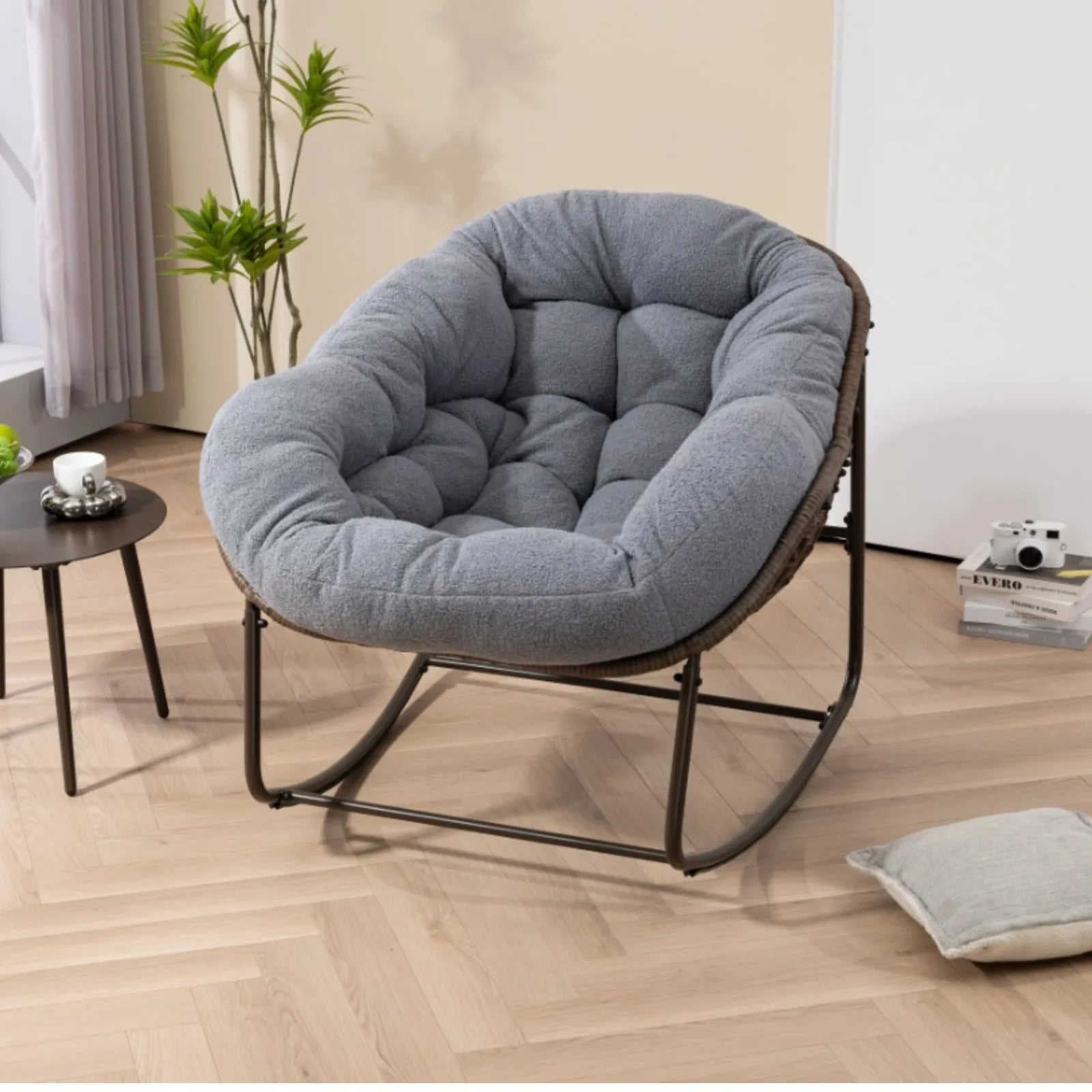 Fauteuil à bascule en rotin avec coussin
