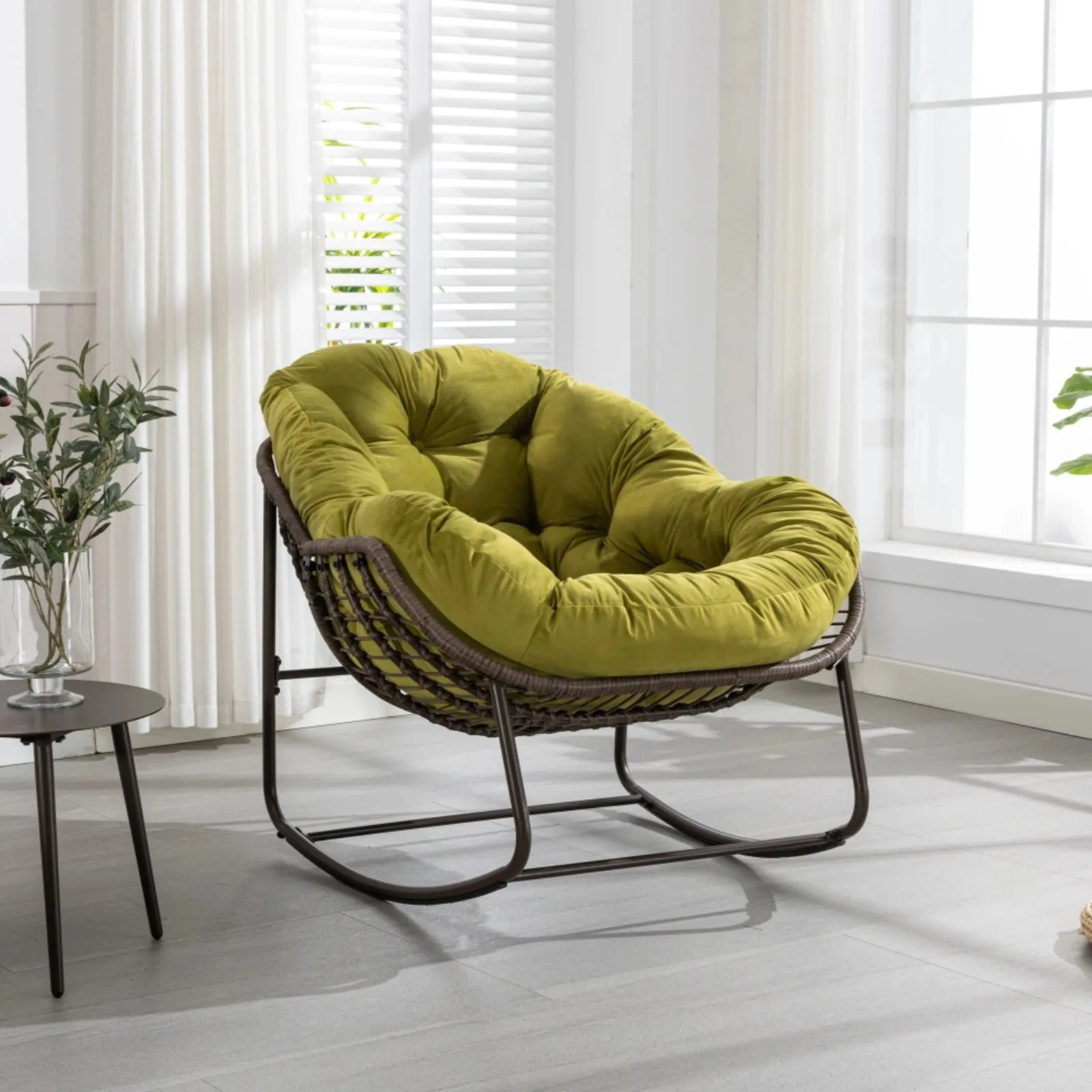 Fauteuil à bascule en rotin avec coussin