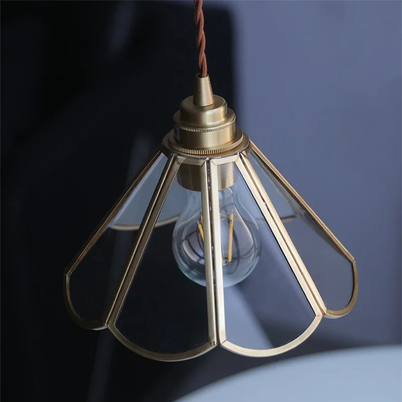 Suspension vintage en verre à motif floral avec cadre en laiton