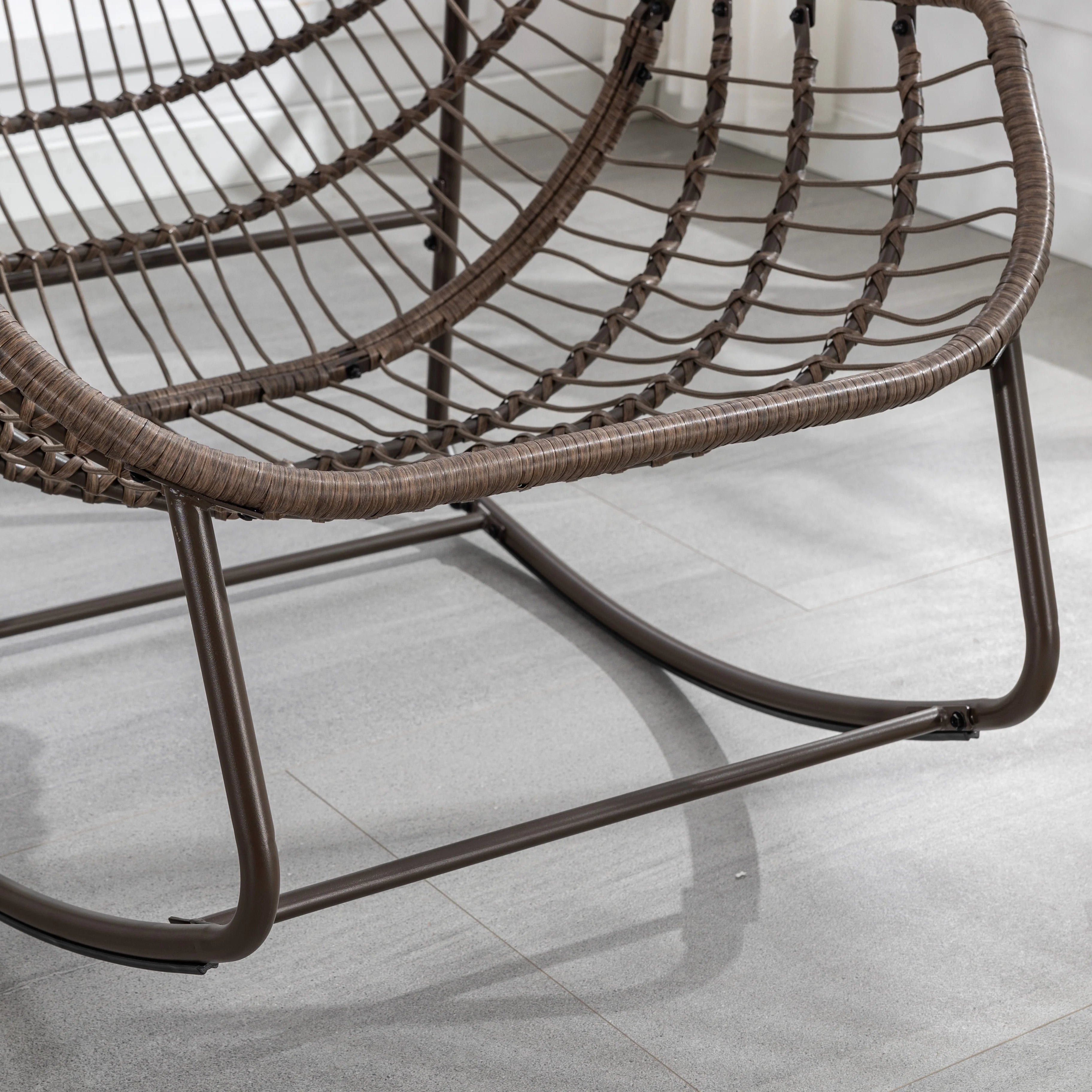 Fauteuil à bascule en rotin avec coussin