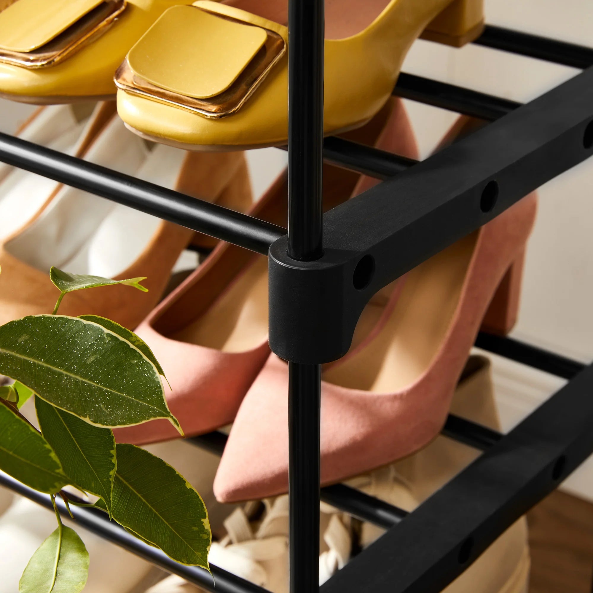 Range-Chaussures Métal Noir