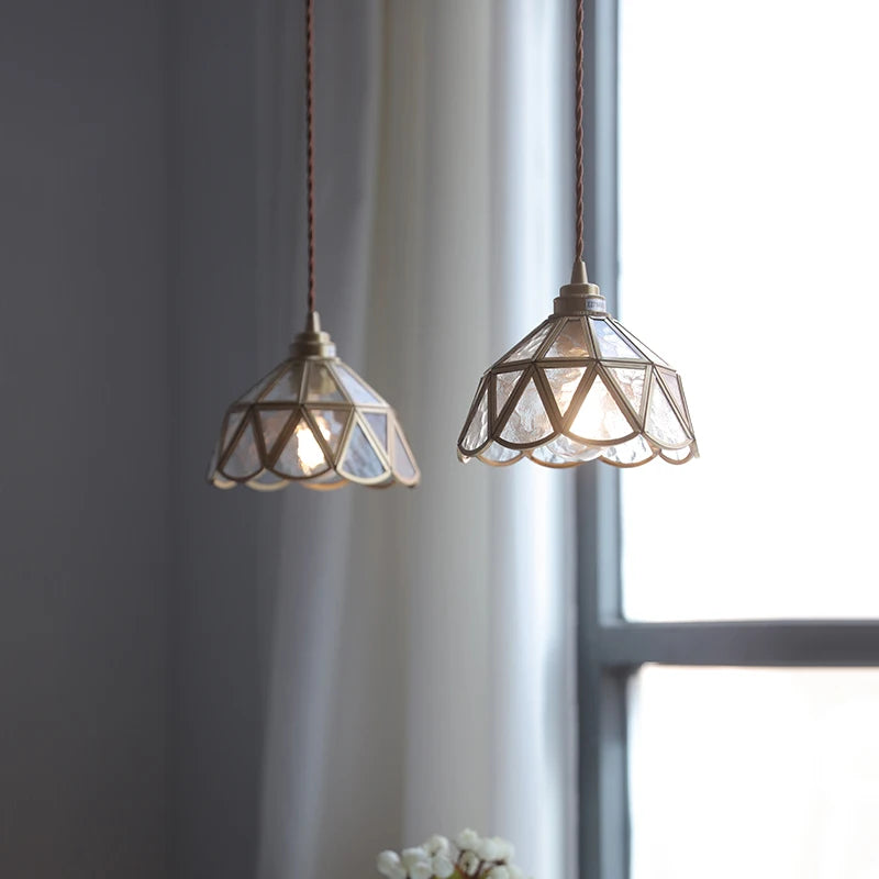 Suspension vintage en verre à motif floral avec cadre en laiton