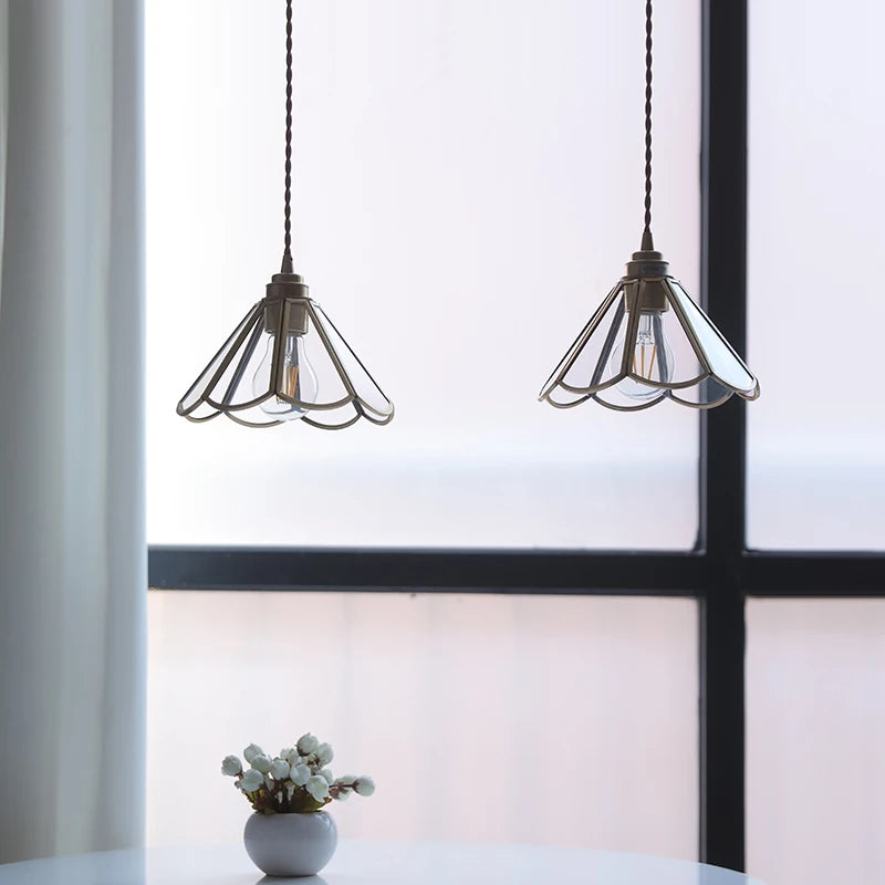 Suspension vintage en verre à motif floral avec cadre en laiton