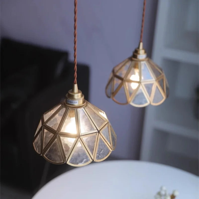 Suspension vintage en verre à motif floral avec cadre en laiton