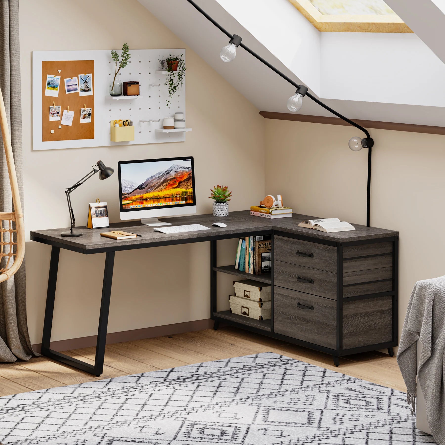 Bureau d’Angle Industriel en Bois Gris avec 3 Tiroirs et Étagères Ouvertes