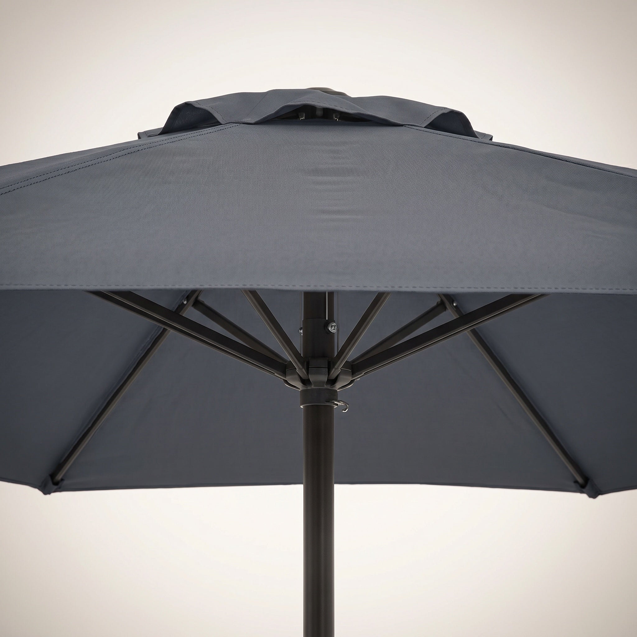 Parasol droit en aluminium à toile grise avec manivelle