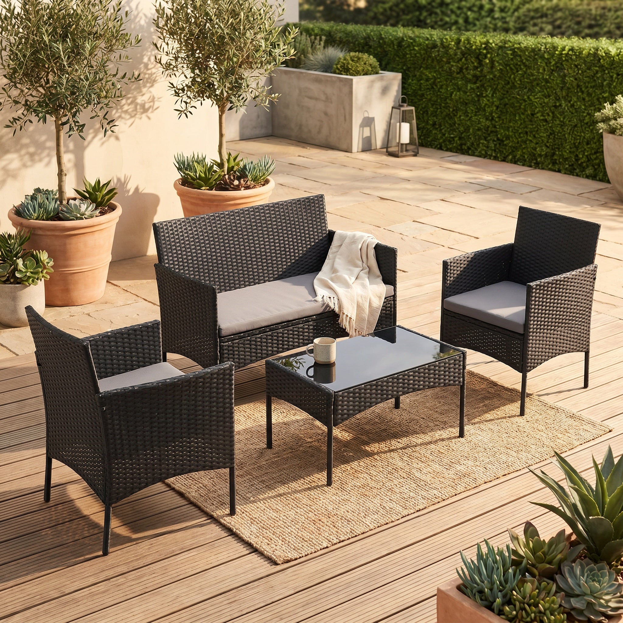 Salon de jardin en résine tressée 4 pièces avec table basse