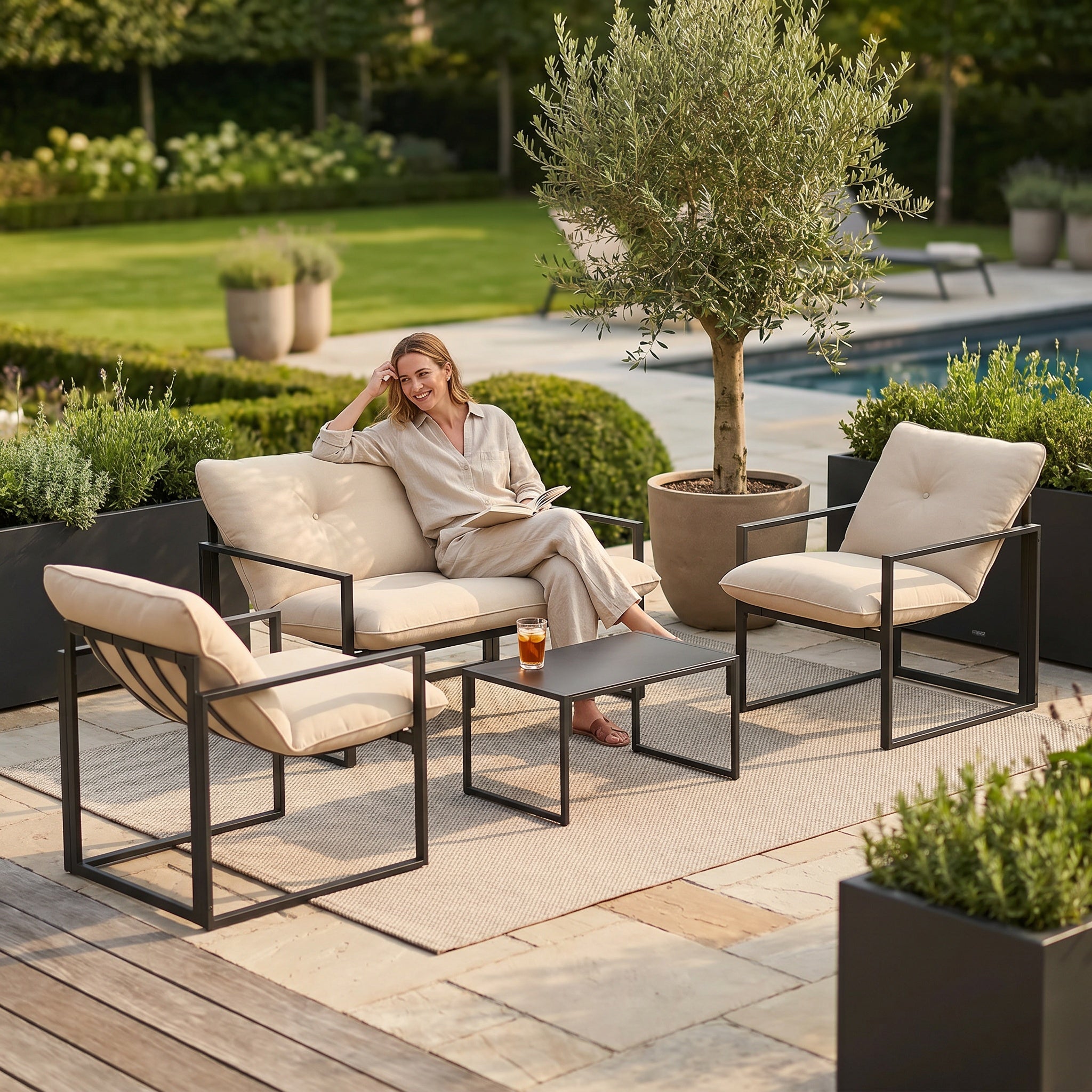 Salon lounge bas avec table et coussins beiges