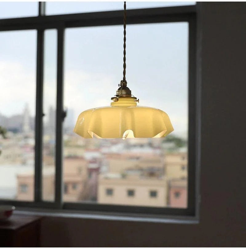 Suspension vintage en verre opalin en forme de mouchoir